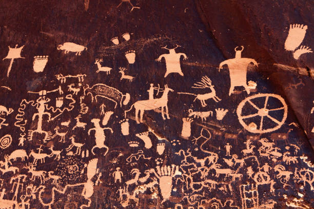 ancient petroglyphs at newspaper rock state historic monument, ut - native american petroglyphs stock pictures, royalty-free photos & images